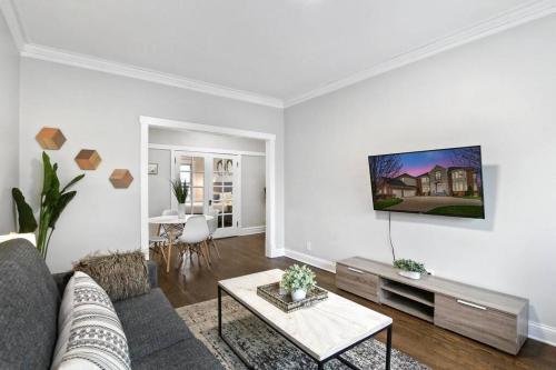 2BR Stylish Apartment in Avondale close to Shops - Roscoe 1W in Logan Square 2BR Stylish Apartment in Avondale close to Shops - Roscoe 1W in Logan Square
