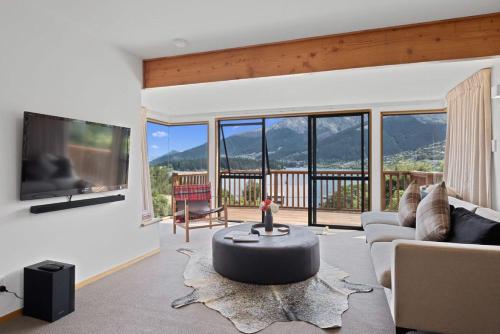 Guestroom, Lakehouse - Water taxi to Queenstown! in Kelvin Heights Guestroom, Lakehouse - Water taxi to Queenstown! in Kelvin Heights
