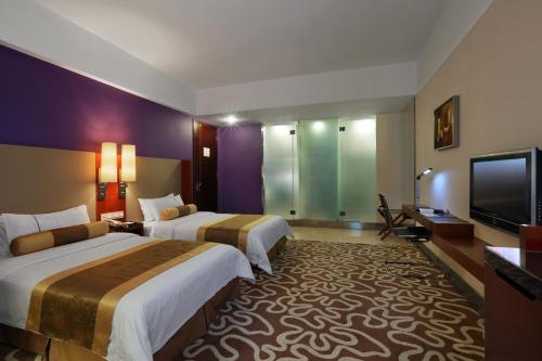 This photo about Shenzhen CAA Holy Sun Hotel, Luohu Railway Station shared on HyHotel.com