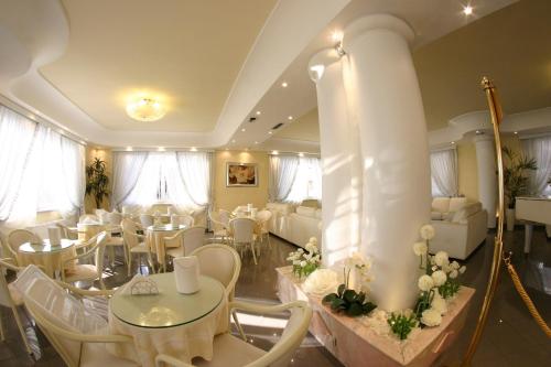 Паб/Коктейль-бар, Hotel Luxor in Airport Паб/Коктейль-бар, Hotel Luxor in Airport