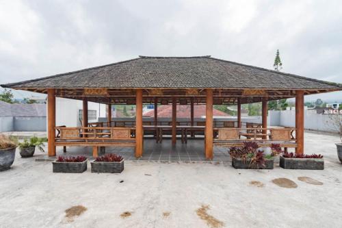 Balcony/terrace, RedDoorz near Lembang Park & Zoo 2 near Cimahi Waterfall Balcony/terrace, RedDoorz near Lembang Park & Zoo 2 near Cimahi Waterfall