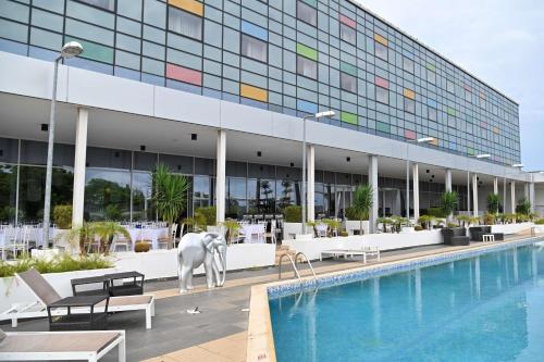 Pool, Radisson Blu Hotel, Abidjan Airport in Abidjan Pool, Radisson Blu Hotel, Abidjan Airport in Abidjan