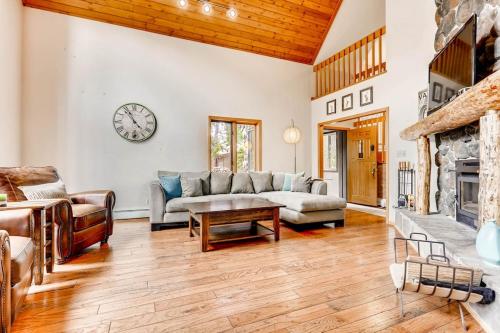 Spectacular Views in your Own Private Escape with Hot Tub - Mountain Aire' Getaway in Blue River Spectacular Views in your Own Private Escape with Hot Tub - Mountain Aire' Getaway in Blue River