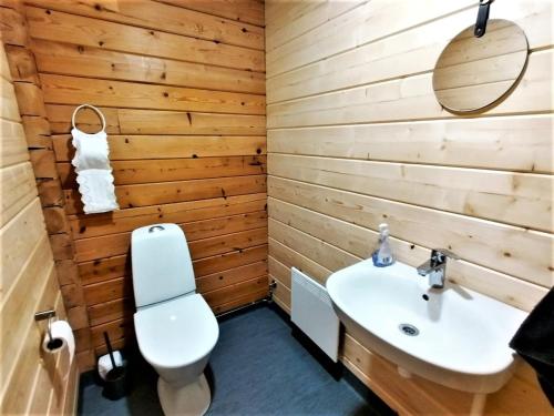 Bathroom, Old Pine Husky Lodge in Keminmaa Bathroom, Old Pine Husky Lodge in Keminmaa