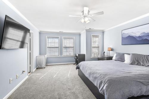 Calming Grey Townhouse with Jacuzzi Bathtub in Fulton Country Airport Calming Grey Townhouse with Jacuzzi Bathtub in Fulton Country Airport