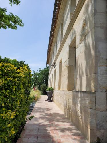 Entrance, Chambre Merlot, piscine et spa, proche St Emilion in Lugon-et-l'Ile-du-Carnay Entrance, Chambre Merlot, piscine et spa, proche St Emilion in Lugon-et-l'Ile-du-Carnay