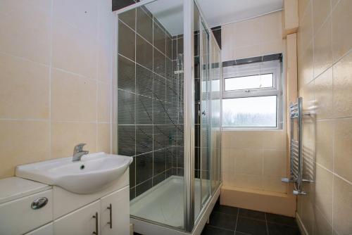 Bathroom, Contractors & Leisure & Free Parking & Town Centre in Wednesbury Bathroom, Contractors & Leisure & Free Parking & Town Centre in Wednesbury