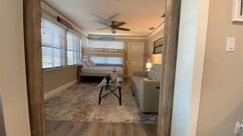 Waterfront Hernando beach house on deep water canal w/dock, fishing, kayak in Weeki Wachee (FL) Waterfront Hernando beach house on deep water canal w/dock, fishing, kayak in Weeki Wachee (FL)