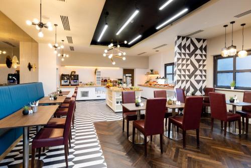 Restaurant, Holiday Inn York City Centre By IHG in York Restaurant, Holiday Inn York City Centre By IHG in York