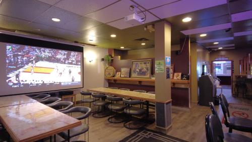 Pub/Lounge, Sundre Motor Inn in Sundre (AB) Pub/Lounge, Sundre Motor Inn in Sundre (AB)