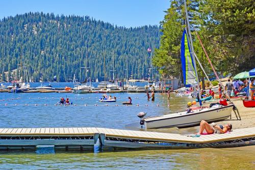 Livin' The Dream at 7000 ft in Lakeshore (CA) Livin' The Dream at 7000 ft in Lakeshore (CA)