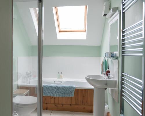 Bathroom, Coachmans Bothy - 50m from the beach in Port Appin Bathroom, Coachmans Bothy - 50m from the beach in Port Appin