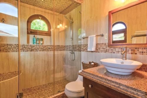Bathroom, Playa Flamingo penthouse with pacific sunset views - Flamingo Rose Vista in Playa Flamingo Bathroom, Playa Flamingo penthouse with pacific sunset views - Flamingo Rose Vista in Playa Flamingo