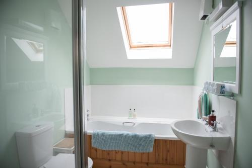 Bathroom, Coachmans Bothy - 50m from the beach in Port Appin Bathroom, Coachmans Bothy - 50m from the beach in Port Appin