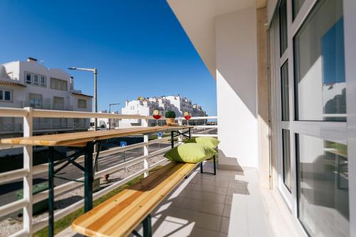 Balkon/teras, Apartemen 100 m² dengan 1 kamar tidur dan 1 kamar mandi pribadi di Avenida do Porto (Front Beach Apartment) in Peniche Balkon/teras, Apartemen 100 m² dengan 1 kamar tidur dan 1 kamar mandi pribadi di Avenida do Porto (Front Beach Apartment) in Peniche