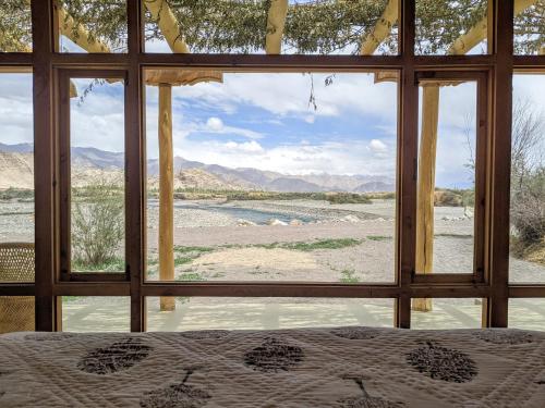 Kilátás, The Indus River Camp in Choglamsar Kilátás, The Indus River Camp in Choglamsar