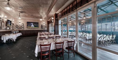 레스토랑, 소네스타 시카고 오헤어 에어포트 로즈몬트 (Sonesta Chicago O'Hare Airport Rosemont) in 시카고 (IL) 레스토랑, 소네스타 시카고 오헤어 에어포트 로즈몬트 (Sonesta Chicago O'Hare Airport Rosemont) in 시카고 (IL)