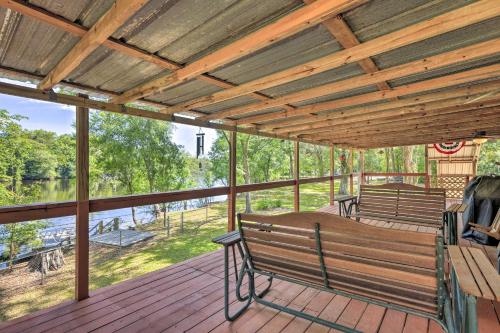Charming Abode with Dock on the Suwannee River in Bell (FL) Charming Abode with Dock on the Suwannee River in Bell (FL)