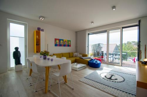Erkély/terasz, Albert-INN-Glowe - 3 Schlafzimmer & Coworking & Strandkorb-saisonal & Sauna im Haus & Fahrräder (Albert-INN-Glowe - barrierefrei & 3 Schlafzimmer & Coworking & Strandkorb-saisonal & Sauna im Haus &) in Glowe városközpont Erkély/terasz, Albert-INN-Glowe - 3 Schlafzimmer & Coworking & Strandkorb-saisonal & Sauna im Haus & Fahrräder (Albert-INN-Glowe - barrierefrei & 3 Schlafzimmer & Coworking & Strandkorb-saisonal & Sauna im Haus &) in Glowe városközpont