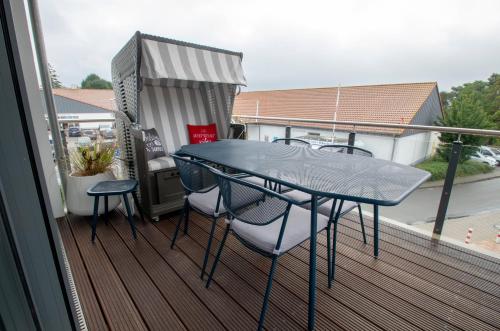 Erkély/terasz, Albert-INN-Glowe - 3 Schlafzimmer & Coworking & Strandkorb-saisonal & Sauna im Haus & Fahrräder (Albert-INN-Glowe - barrierefrei & 3 Schlafzimmer & Coworking & Strandkorb-saisonal & Sauna im Haus &) in Glowe városközpont Erkély/terasz, Albert-INN-Glowe - 3 Schlafzimmer & Coworking & Strandkorb-saisonal & Sauna im Haus & Fahrräder (Albert-INN-Glowe - barrierefrei & 3 Schlafzimmer & Coworking & Strandkorb-saisonal & Sauna im Haus &) in Glowe városközpont