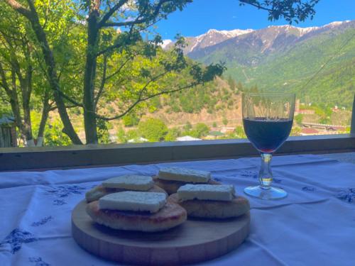 Comida y bebida, ლენტეხის მთის სასტუმრო - Lentekhi Mountain Inn in Lentekhi Comida y bebida, ლენტეხის მთის სასტუმრო - Lentekhi Mountain Inn in Lentekhi