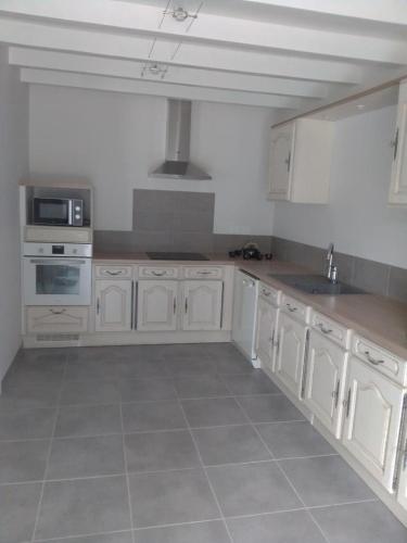 Konyha, Gîte au bord de la rivière (Gite au bord de la riviere) in Saint-Germain-du-Bois Konyha, Gîte au bord de la rivière (Gite au bord de la riviere) in Saint-Germain-du-Bois