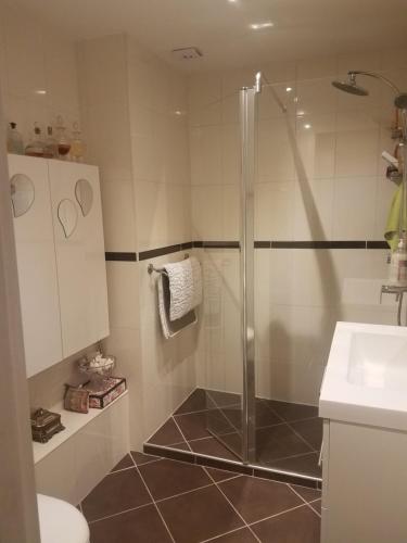 Bathroom, Chatou 2 pieces en residence avec parking prive in Chatou Bathroom, Chatou 2 pieces en residence avec parking prive in Chatou