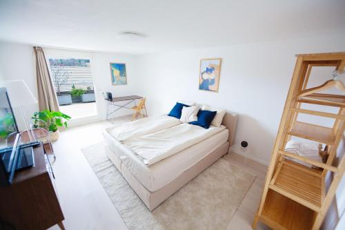 Guestroom, Hilltop-house, near train, 180° panorama, friendly in Dietikon Guestroom, Hilltop-house, near train, 180° panorama, friendly in Dietikon