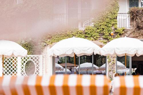 Hotel des Lices in กลางเมืองแซ็ง โตรเปซ Hotel des Lices in กลางเมืองแซ็ง โตรเปซ