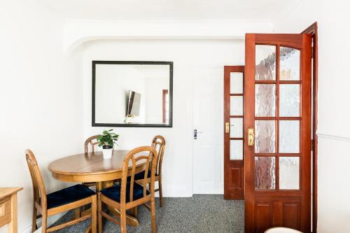 Facilities, CIean and Cozy Quiet 4 Bedroom House in Acocks Green close to NEC perfect for contractors and famili in King's Heath Facilities, CIean and Cozy Quiet 4 Bedroom House in Acocks Green close to NEC perfect for contractors and famili in King's Heath