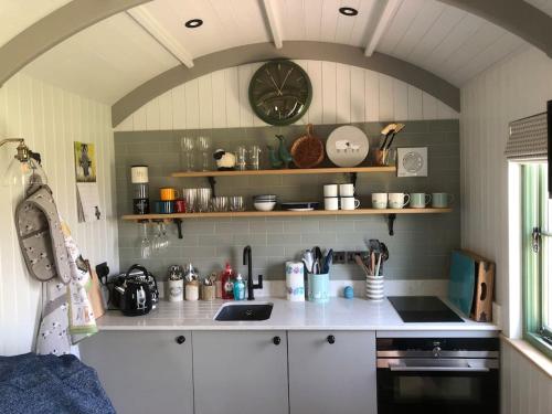 Coldharbour Luxury Shepherds Hut with Hot Tub in Tenterden Coldharbour Luxury Shepherds Hut with Hot Tub in Tenterden