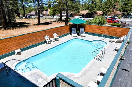Piscina, Snow Lake alojamiento (Snow Lake Lodge) in Big Bear Lake (CA) Piscina, Snow Lake alojamiento (Snow Lake Lodge) in Big Bear Lake (CA)