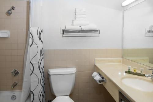 Bathroom, Glendale Hotel in Glendale Bathroom, Glendale Hotel in Glendale