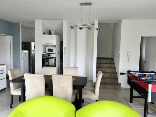 ‘NEW’ Sunkissed Villa on the Old Hill in บาลาโตนัลมาดิ ‘NEW’ Sunkissed Villa on the Old Hill in บาลาโตนัลมาดิ