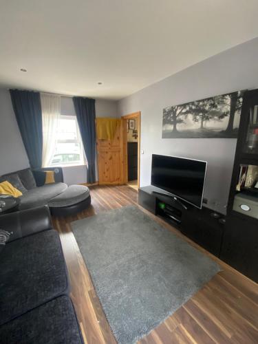 Town villa with charming garden, bbq area & Sleeps 6 in Cashel Town villa with charming garden, bbq area & Sleeps 6 in Cashel