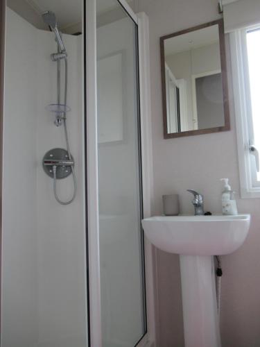 Koupelna, Chichester Lakeside Self-Catering Holiday Home in Merston Koupelna, Chichester Lakeside Self-Catering Holiday Home in Merston