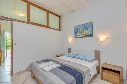 One-Bedroom Apartment image 3