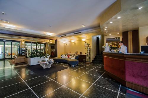 לובי, Art Hotel Milano in פראטו לובי, Art Hotel Milano in פראטו