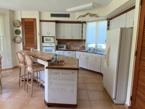 Villa Ideal, Ocean View Beachfront Community with pool in Vega Alta Villa Ideal, Ocean View Beachfront Community with pool in Vega Alta