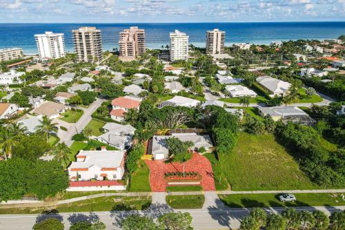 Coastal Bliss in Juno Beach (Florida) Coastal Bliss in Juno Beach (Florida)