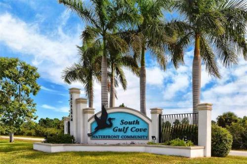 Melody 3-Bedroom Pool Villa close to the beach!!! in South Gulf Cove (FL) Melody 3-Bedroom Pool Villa close to the beach!!! in South Gulf Cove (FL)