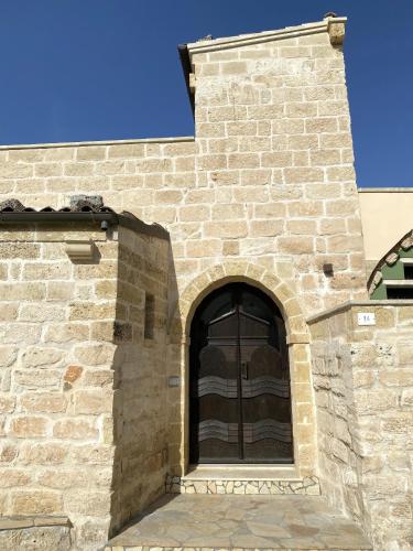 Entrance, 3 bedrooms house with enclosed garden and wifi at Surano 7 km away from the beach in Surano Entrance, 3 bedrooms house with enclosed garden and wifi at Surano 7 km away from the beach in Surano