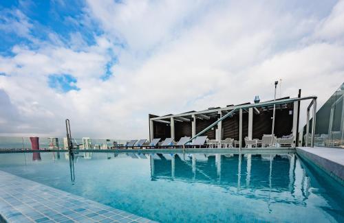 Swimming pool, Leonardo Royal Hotel Barcelona Fira in Barcelona Swimming pool, Leonardo Royal Hotel Barcelona Fira in Barcelona