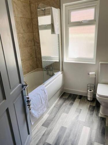 Banheiro, Casa de 30 m2, 3 quarto(s) e 1 banheiro(s) em Dinas Powys (Barry Townhouse) in Aeroporto Internacional Cardiff e Arredores Banheiro, Casa de 30 m2, 3 quarto(s) e 1 banheiro(s) em Dinas Powys (Barry Townhouse) in Aeroporto Internacional Cardiff e Arredores