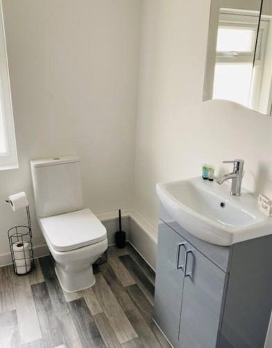 Banheiro, Casa de 30 m2, 3 quarto(s) e 1 banheiro(s) em Dinas Powys (Barry Townhouse) in Aeroporto Internacional Cardiff e Arredores Banheiro, Casa de 30 m2, 3 quarto(s) e 1 banheiro(s) em Dinas Powys (Barry Townhouse) in Aeroporto Internacional Cardiff e Arredores