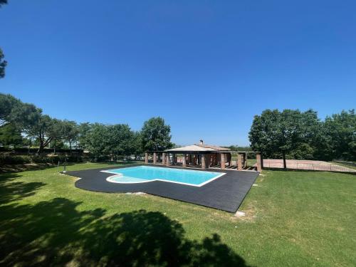 Svømmebasseng, Casa vacanza Villaggio Poggio Rosso in Ranco di Frassineto Svømmebasseng, Casa vacanza Villaggio Poggio Rosso in Ranco di Frassineto