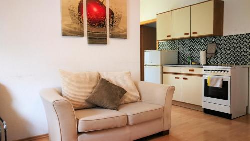 Kitchen, Spartan Oelsnitz am Hegebach for 6 with Netflix Self Check-in in Oelsnitz/Erzgeb. Kitchen, Spartan Oelsnitz am Hegebach for 6 with Netflix Self Check-in in Oelsnitz/Erzgeb.