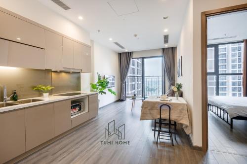 Kitchen, TumiHome - Chuoi can ho cao cap Vinhomes Ocean Park in Gia Lam Kitchen, TumiHome - Chuoi can ho cao cap Vinhomes Ocean Park in Gia Lam