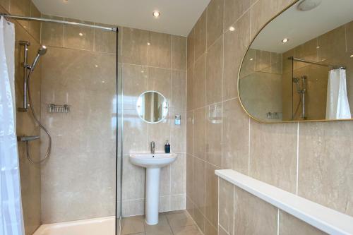 STUNNING LODGE MINUTES FROM THE SEA AND GOLF COURSE in Longniddry STUNNING LODGE MINUTES FROM THE SEA AND GOLF COURSE in Longniddry