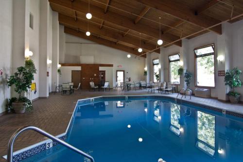 Πισίνα, Schoenbrunn Inn in Νέα Φιλαδέλφεια(Οχάιο) Πισίνα, Schoenbrunn Inn in Νέα Φιλαδέλφεια(Οχάιο)